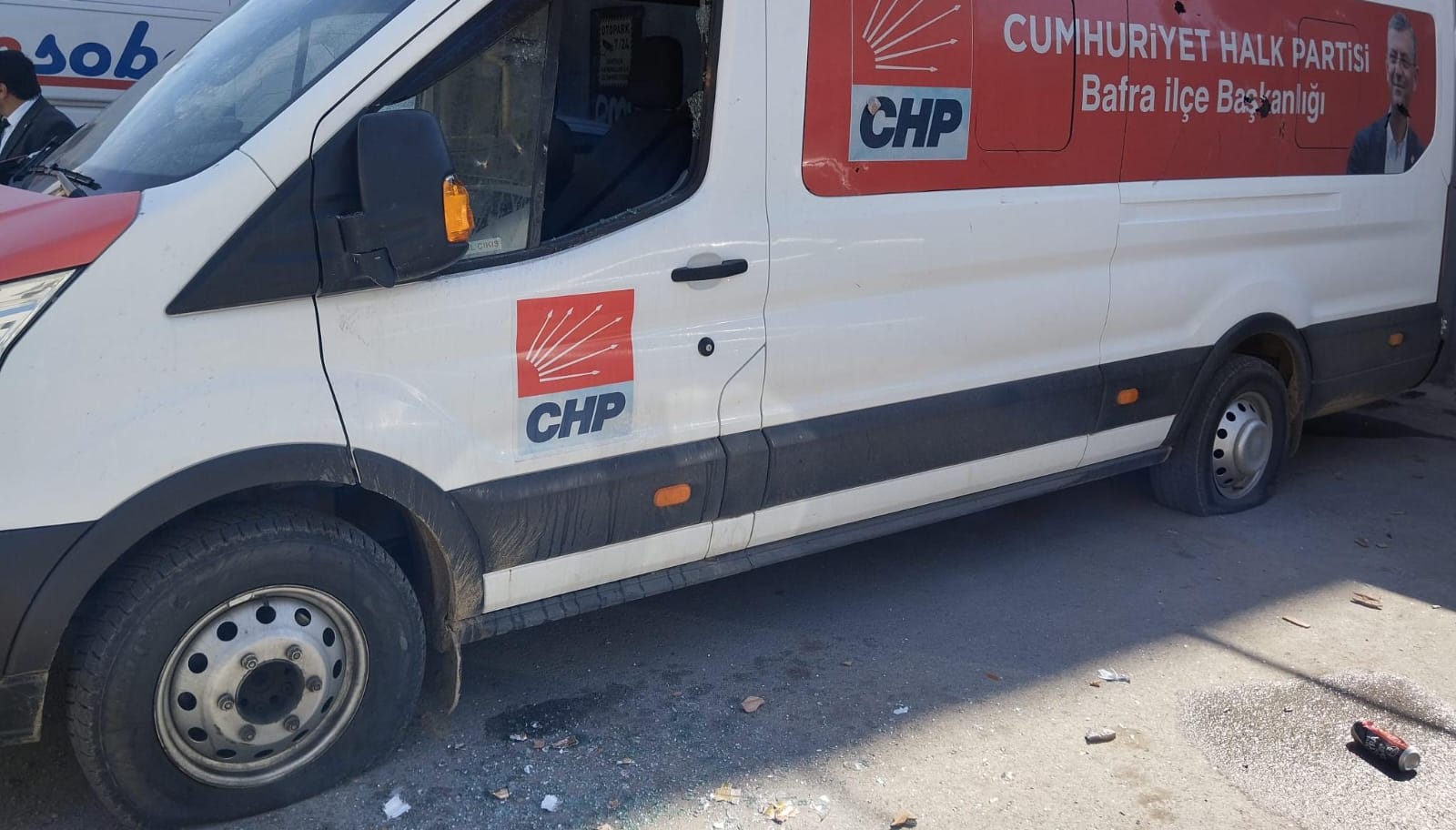 Bafra’da CHP Aracına Saldırı